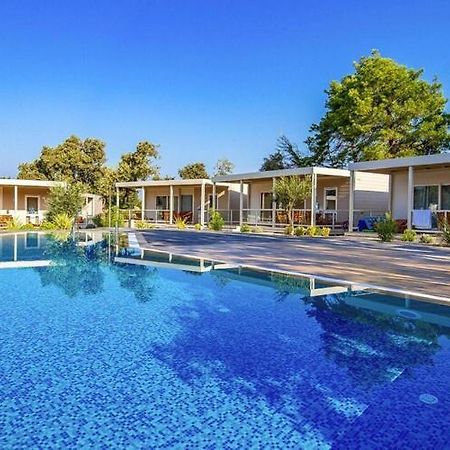 Mobile Home Mediteran Superior By The Pool In Caravan Park Strasko, Новалья Экстерьер фото