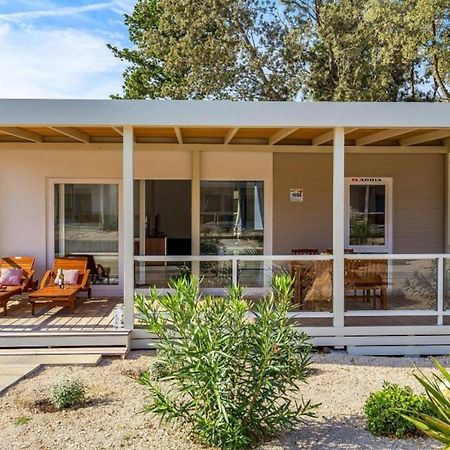 Mobile Home Mediteran Superior By The Pool In Caravan Park Strasko, Новалья Экстерьер фото