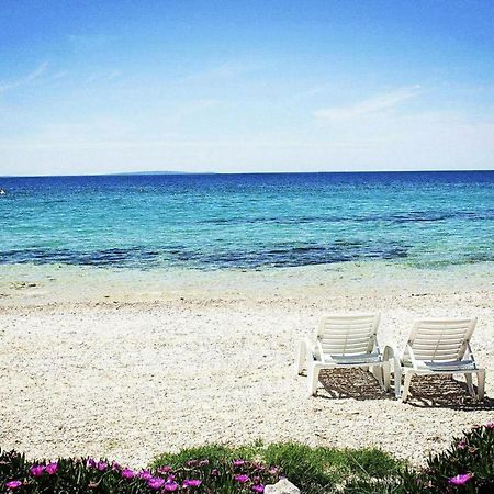Mobile Home Mediteran Superior By The Pool In Caravan Park Strasko, Новалья Экстерьер фото