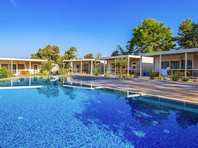 Mobile Home Mediteran Superior By The Pool In Caravan Park Strasko, Новалья Экстерьер фото