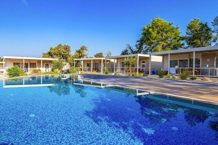 Mobile Home Mediteran Superior By The Pool In Caravan Park Strasko, Новалья Экстерьер фото