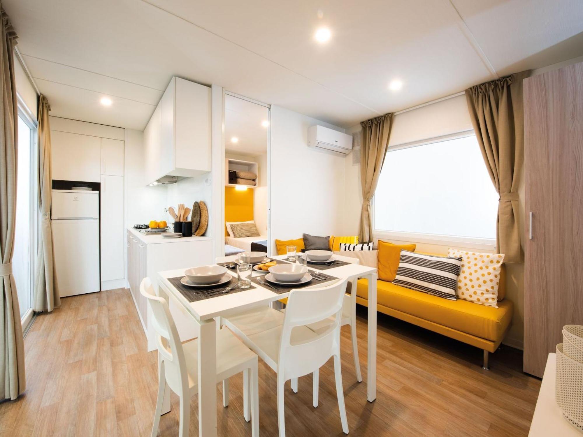 Mobile Home Mediteran Superior By The Pool In Caravan Park Strasko, Новалья Экстерьер фото