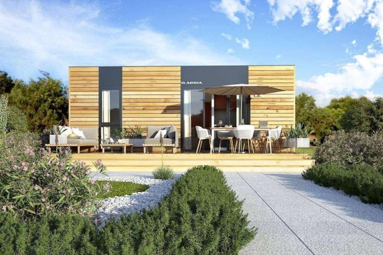 Mobile Home Mediteran Superior By The Pool In Caravan Park Strasko, Новалья Экстерьер фото