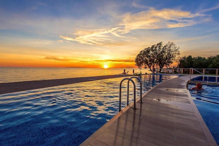 Mobile Home Mediteran Superior By The Pool In Caravan Park Strasko, Новалья Экстерьер фото