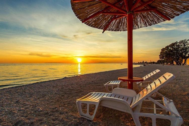 Mobile Home Mediteran Superior By The Pool In Caravan Park Strasko, Новалья Экстерьер фото