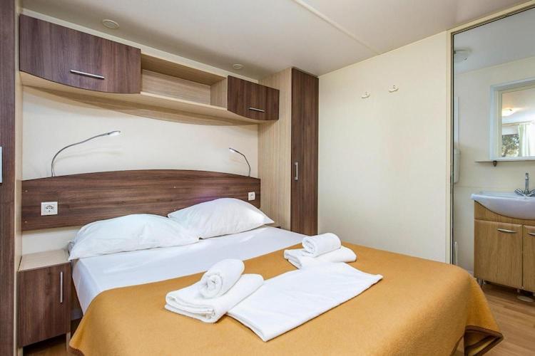 Mobile Home Mediteran Superior By The Pool In Caravan Park Strasko, Новалья Экстерьер фото