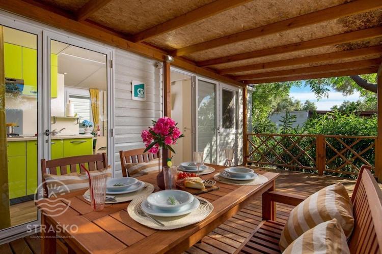 Mobile Home Mediteran Superior By The Pool In Caravan Park Strasko, Новалья Экстерьер фото