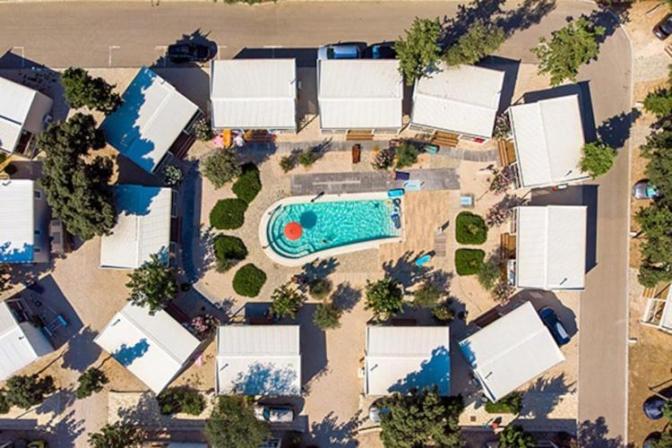 Mobile Home Mediteran Superior By The Pool In Caravan Park Strasko, Новалья Экстерьер фото