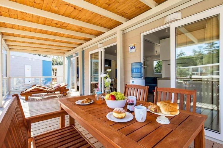 Mobile Home Mediteran Superior By The Pool In Caravan Park Strasko, Новалья Экстерьер фото