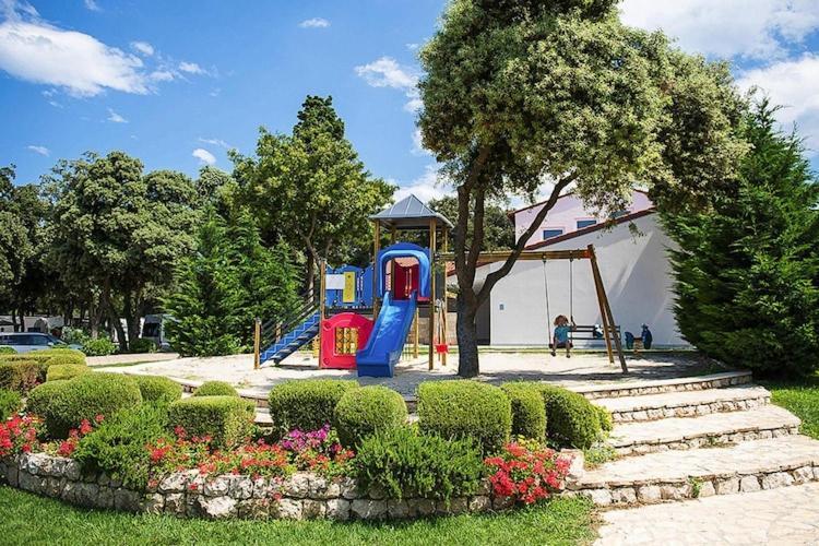 Mobile Home Mediteran Superior By The Pool In Caravan Park Strasko, Новалья Экстерьер фото