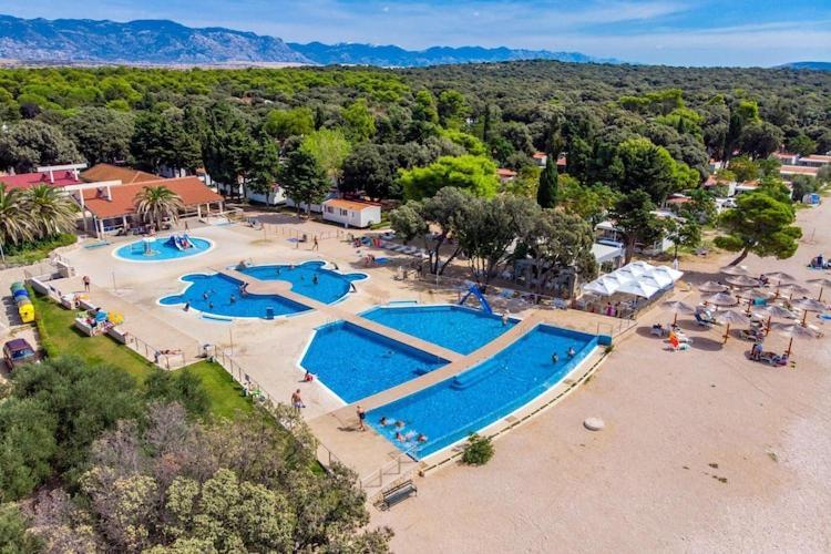 Mobile Home Mediteran Superior By The Pool In Caravan Park Strasko, Новалья Экстерьер фото