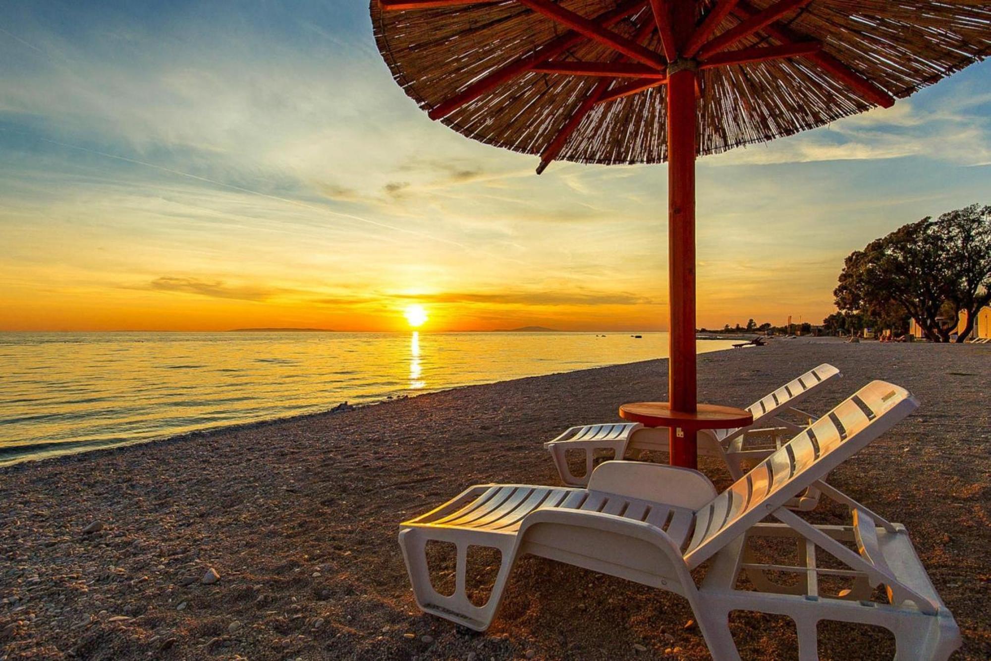 Mobile Home Mediteran Superior By The Pool In Caravan Park Strasko, Новалья Экстерьер фото