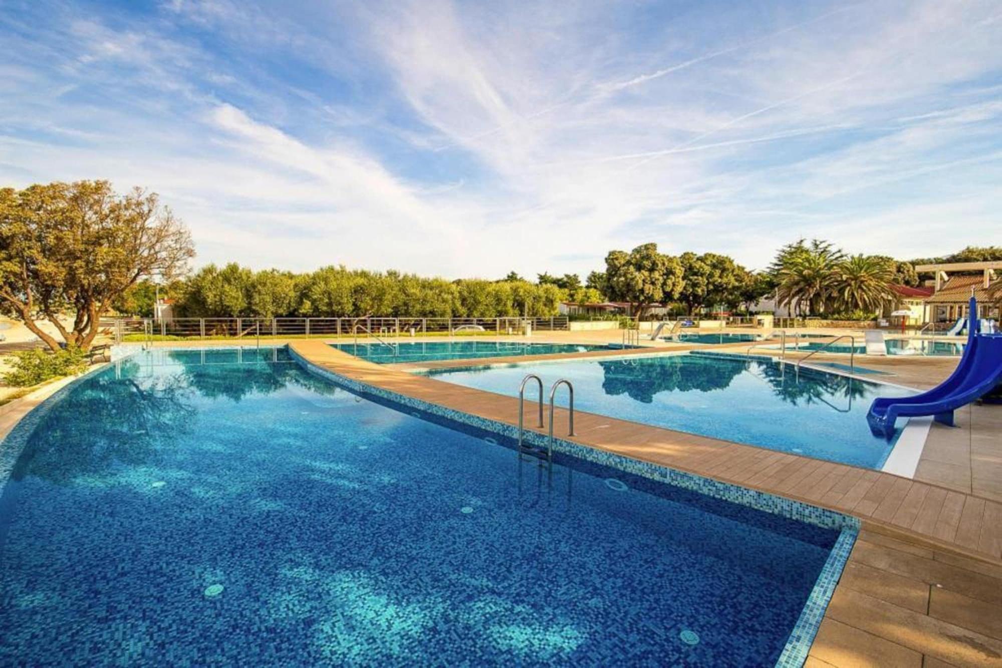 Mobile Home Mediteran Superior By The Pool In Caravan Park Strasko, Новалья Экстерьер фото